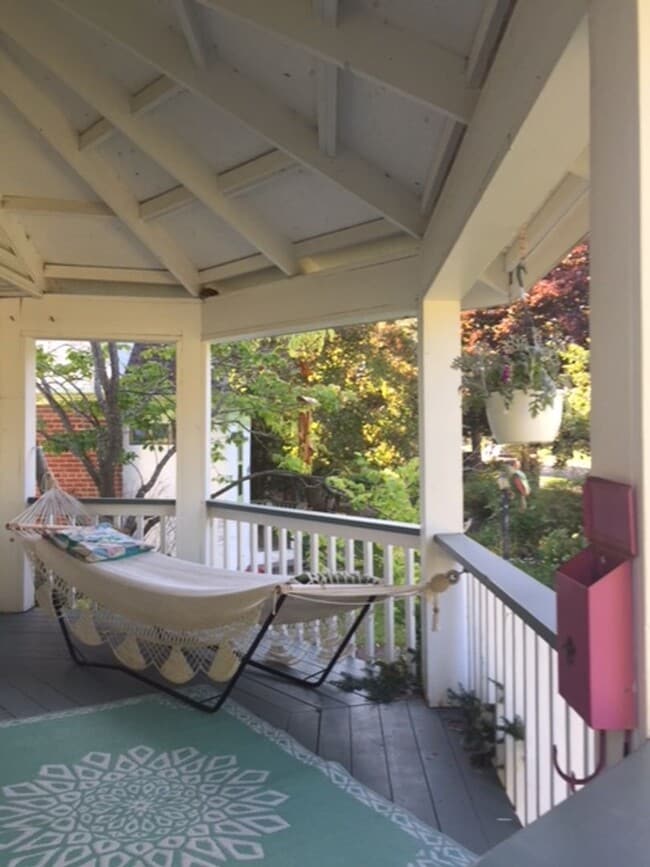 Building Photo - AVAILABLE AUGUST 18TH - Gorgeous 3 Bed 2 b...