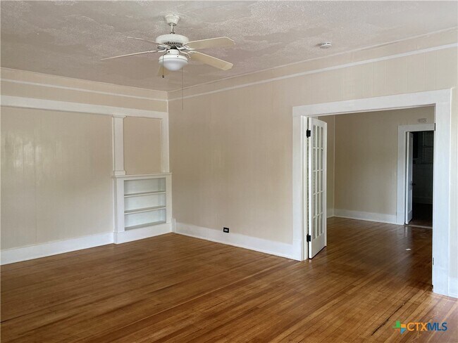 Building Photo - 420 W San Antonio St