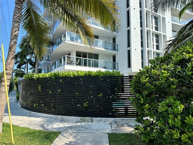 Building Photo - 13800 Highland Dr