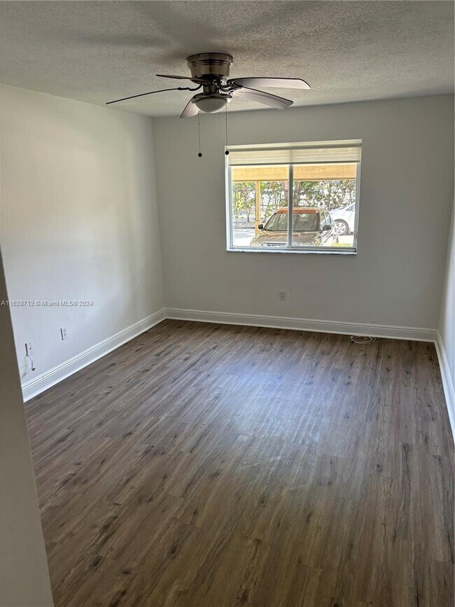 Foto del edificio - 430 S Park Rd