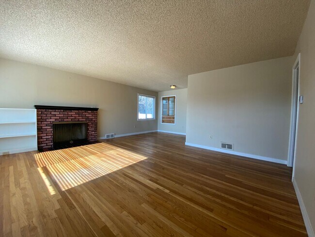 Building Photo - Spacious 3 bedroom- Northwest Spokane Avai...