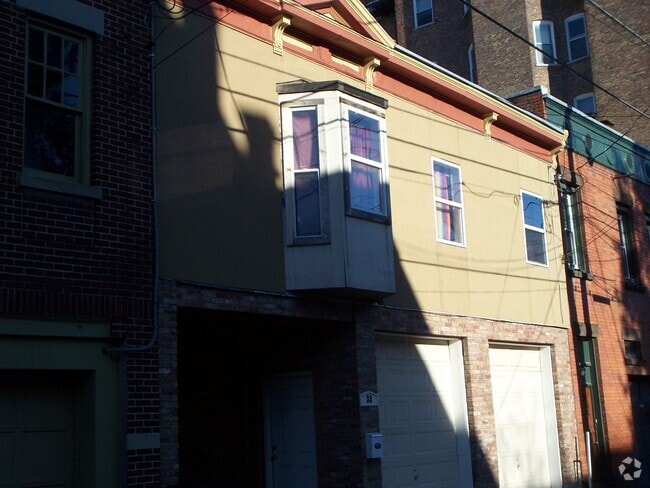 Building Photo - 33 Spring St