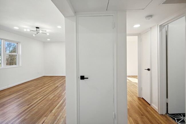 Building Photo - 3059 Patrick Henry Dr