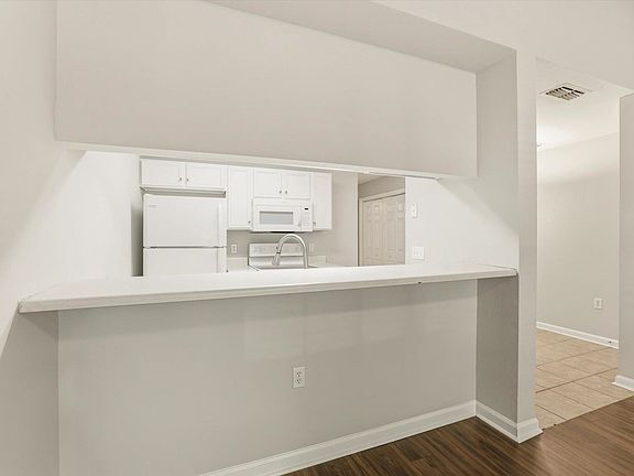 Foto del edificio - 3-bedroom 3-bathroom condo off Tharpe, washer/dryer, Dishwasher, Pool!