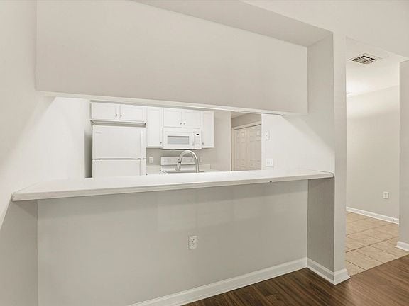 Building Photo - 3-bedroom 3-bathroom condo off Tharpe, washer/dryer, Dishwasher, Pool!