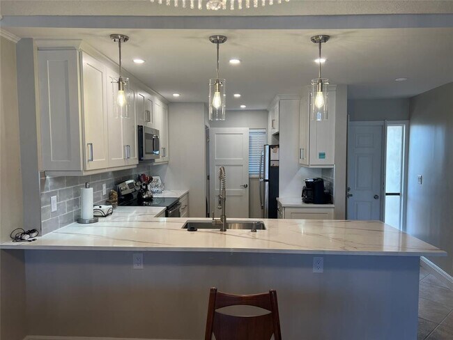 Foto del edificio - 1523 E Hillsboro Blvd