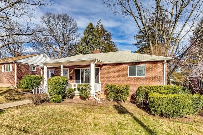 Spacious 3BR/2BA Rambler with Heated Sun-room and Slate Patio! - Spacious 3BR/2BA Rambler with Heated Sun-room and Slate Patio! House