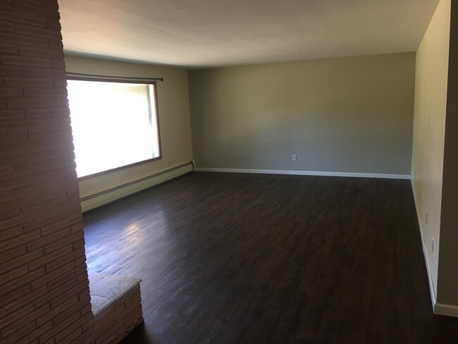 Building Photo - 6908 E Mansfield Ave
