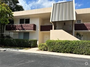 Building Photo - 2701 S Palm Aire Dr