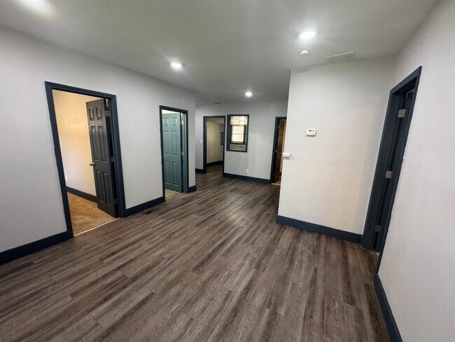 Foto del edificio - 19234-19235 Five Pts St