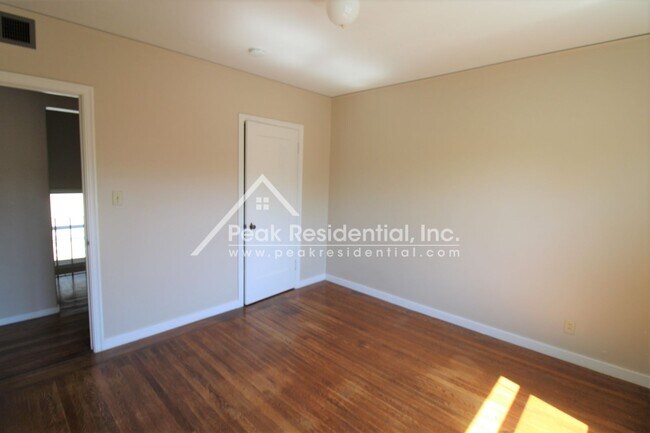 Building Photo - East Sacramento 2/1 Duplex With 1 Car Garage!
