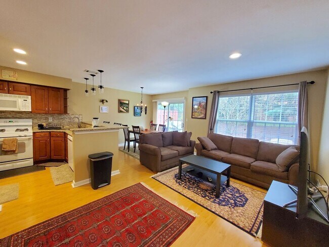 Foto del edificio - Spacious and updated is this 2-bed, 2.5-ba...