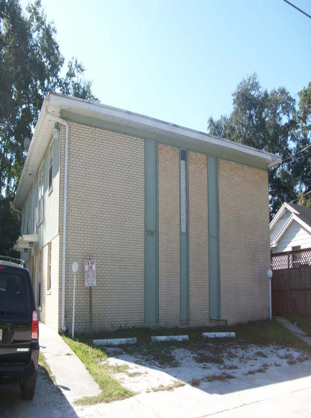 Building Photo - College Street Apartments