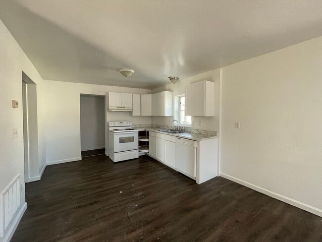 Building Photo - Available Now Beautiful 3 bedroom 1 bath home