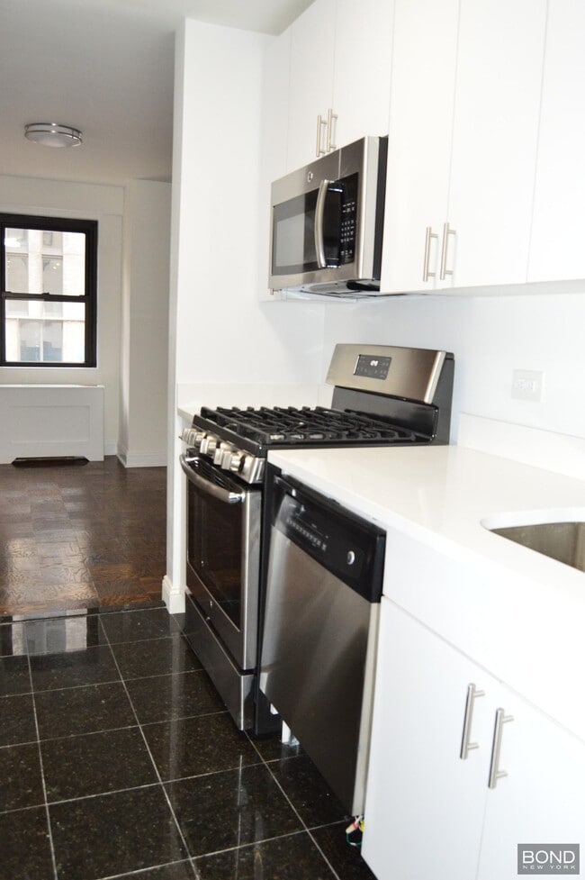 Building Photo - 400 E 89th St