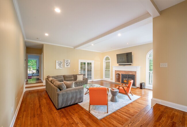 Foto del edificio - 64 Riverford Rd