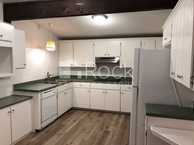 Foto del edificio - Large 3-Bedroom with Vaulted Ceilings