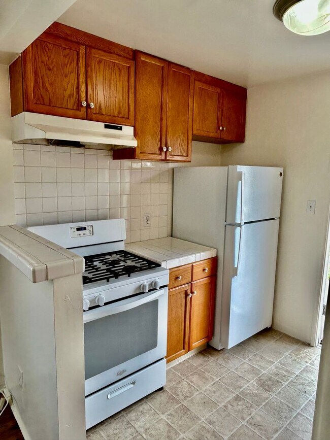 Foto del edificio - Bright & Airy 2 Bed / 1 Bath Apartment in Point Loma!