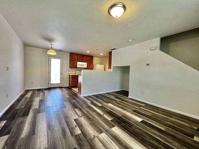 Foto del edificio - Two-Story Gem with Stylish Finishes and Ou...