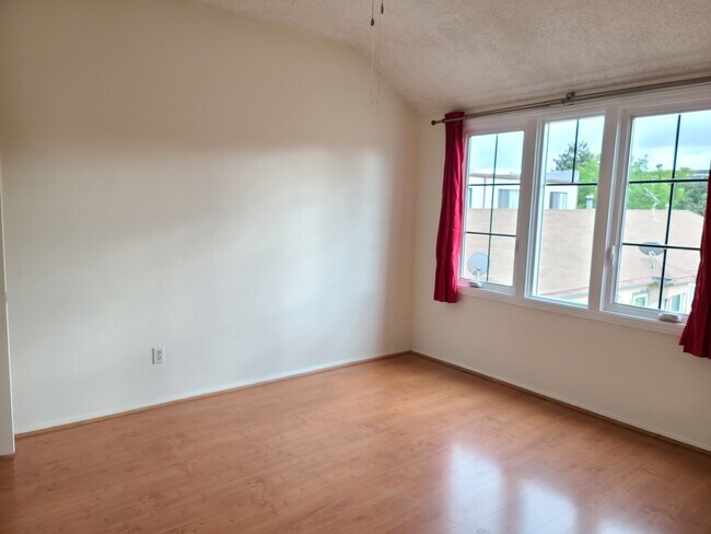 Building Photo - 527 W Stocker St