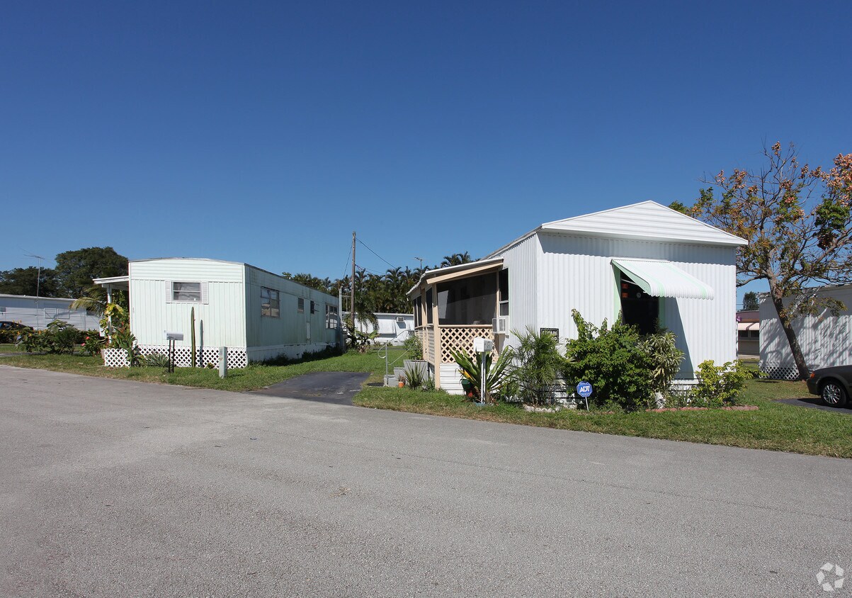 Building Photo - 1637 S Military Trl
