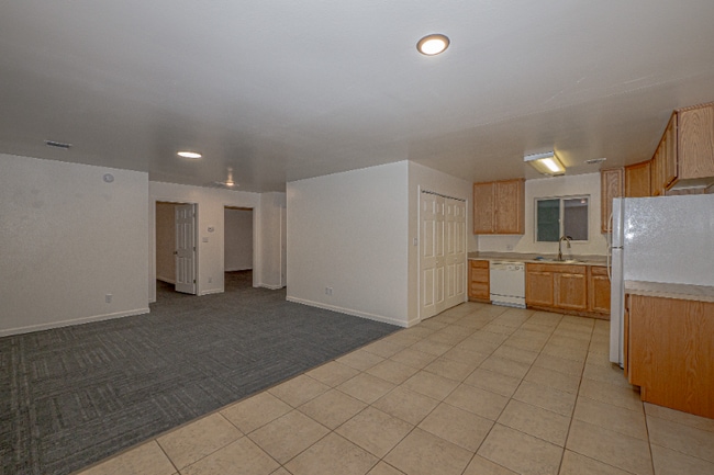 Building Photo - 14 E 400 S