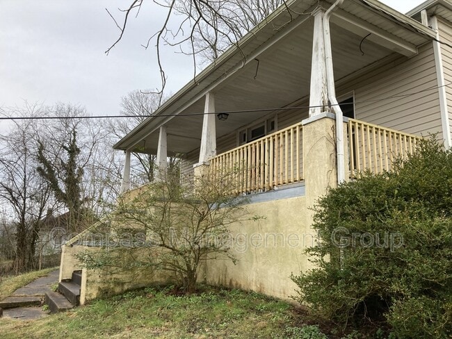 Building Photo - 1204 Valley Dr SW