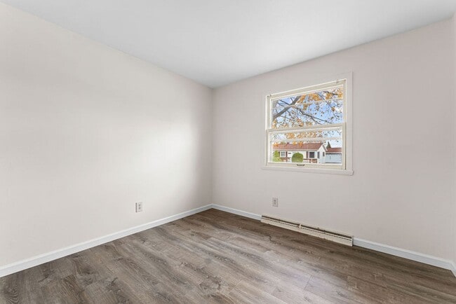 Foto del edificio - Delightful home with Garage and Large Yard. PETS WELCOME