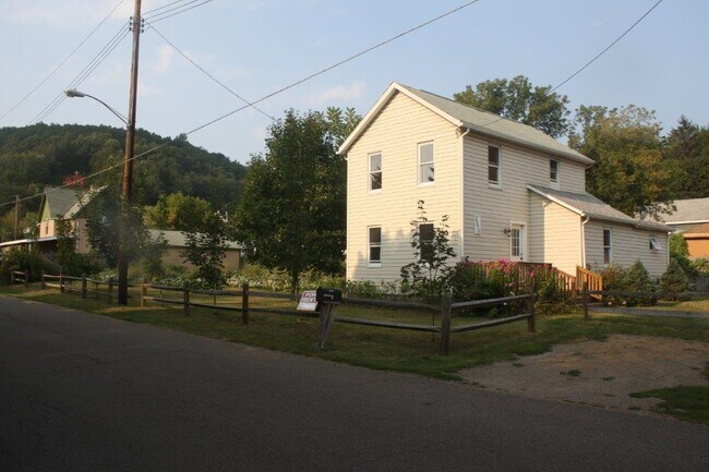 Building Photo - 2872 Delaware Ave