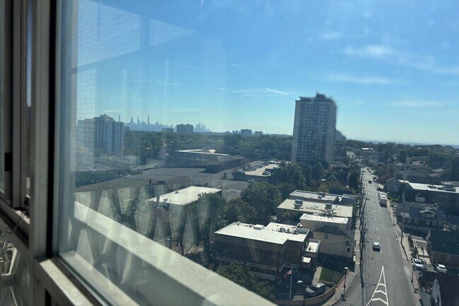 Foto del edificio - 2000 Linwood Ave