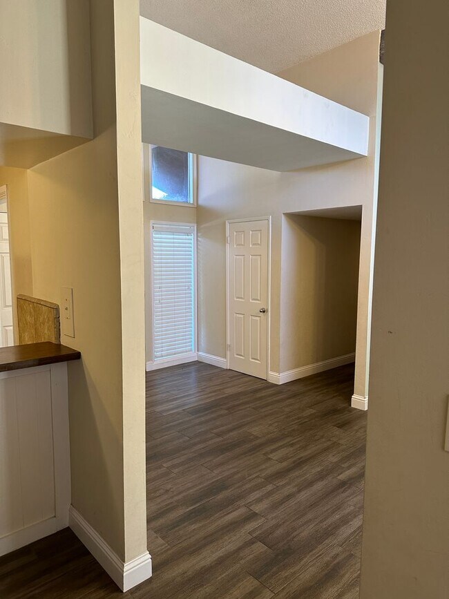 Building Photo - Beautiful Home In Very Desired Area!