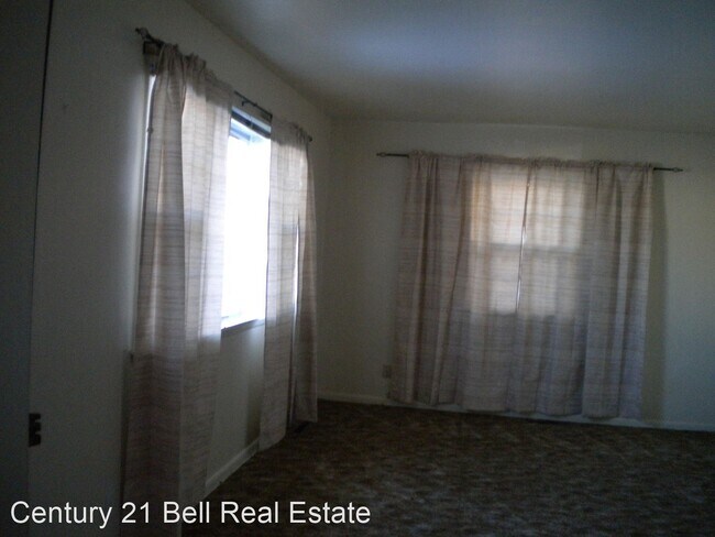 Building Photo - 3 br, 2 bath House - 2717 E 10th St