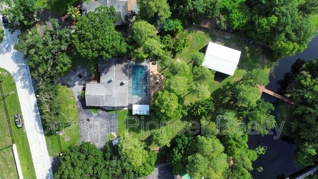 Foto del edificio - 18306 Crawley Rd