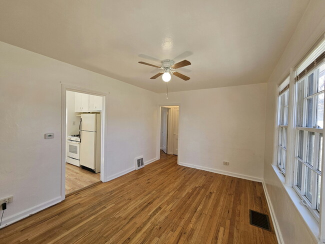 Foto del edificio - **Charming 1-Bedroom Apartment in the Hear...