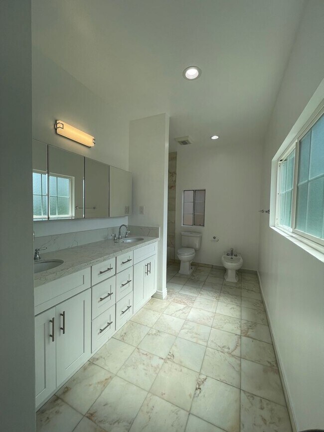 Building Photo - HOUSE IN WEST LA