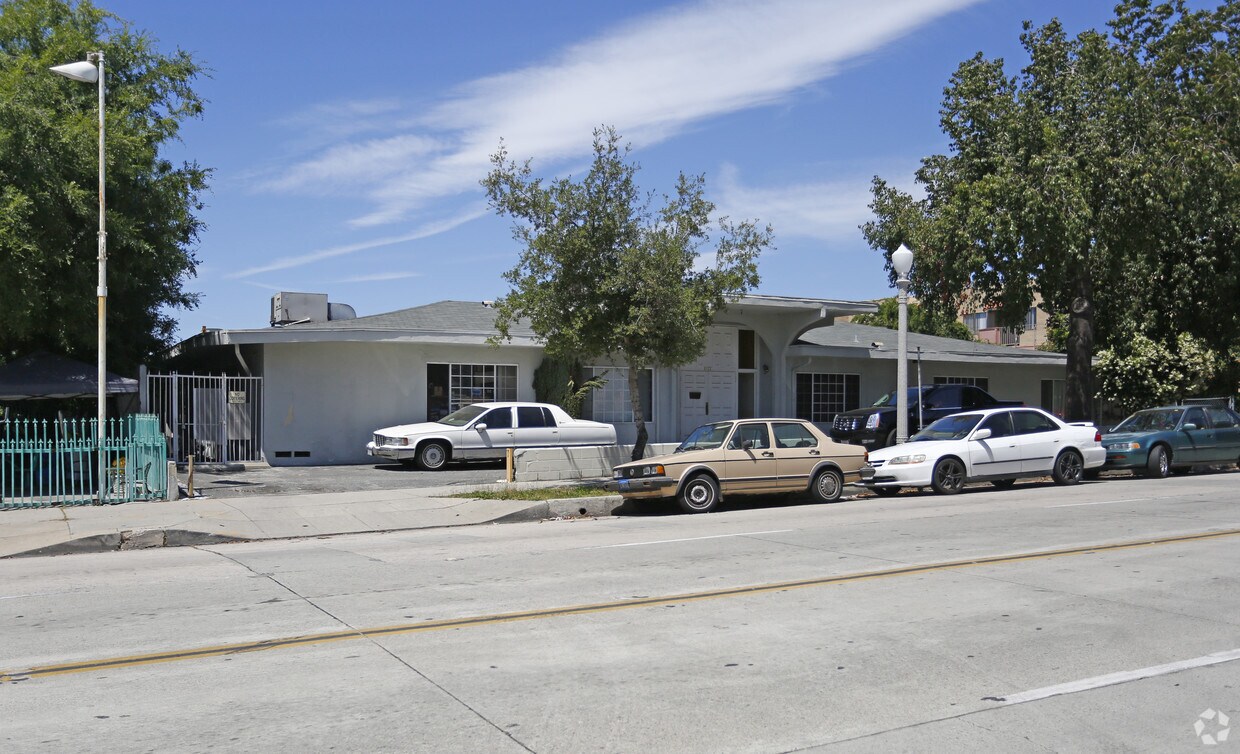 Building - 1577 N Fair Oaks Ave