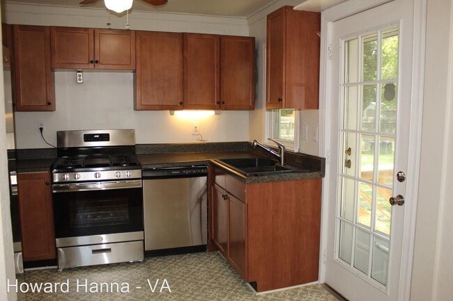 Building Photo - 3 br, 1 bath House - 8476 Capeview Avenue