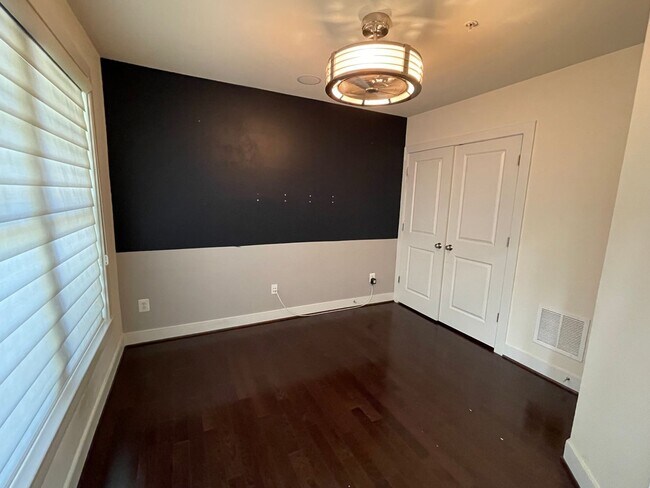 Oficina fuera de la entrada con vista al armario - 624 Regent Pl NE