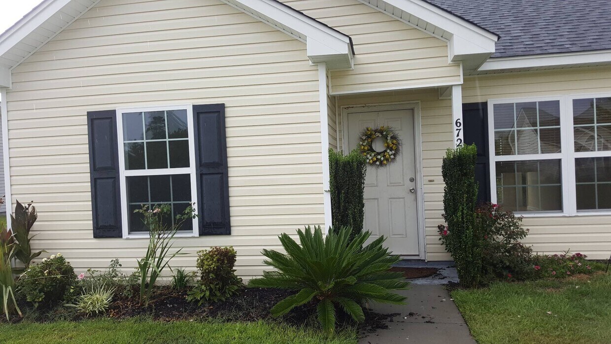 Primary Photo - 3 Bedroom Home w/ Yard and No HOA
