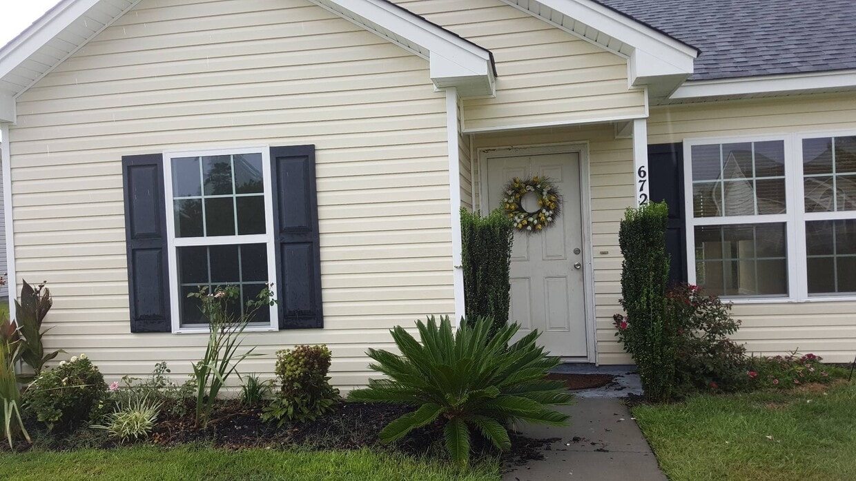 3 Bedroom Home w/ Yard and No HOA - 3 Bedroom Home w/ Yard and No HOA