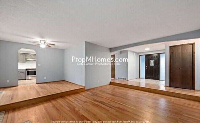 Foto del edificio - Spacious Three Bedroom Home in Milwaukie!