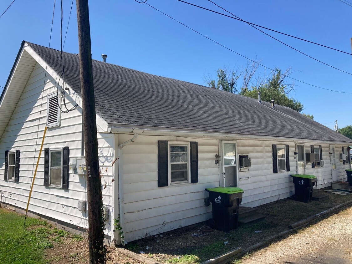 100 Jefferson Pl Unit 104 Jefferson Pl, Versailles, MO 65084 Room for
