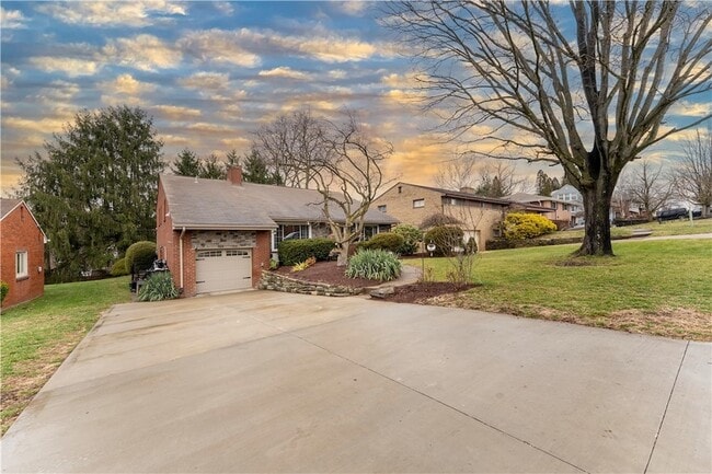 Photo - 1274 Folkstone Dr House