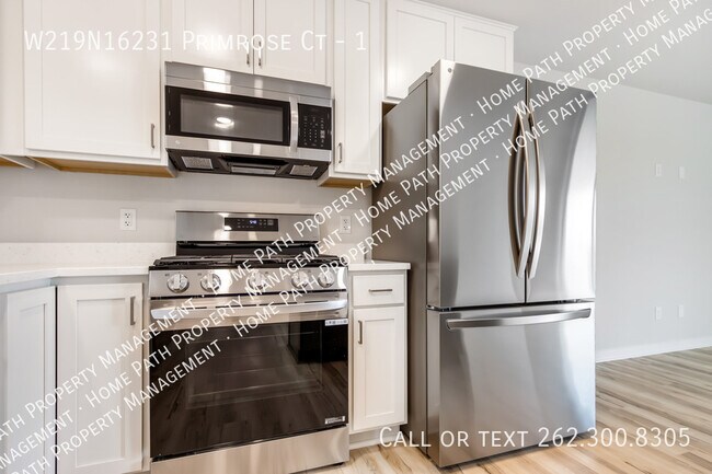 Foto del edificio - W219N16231 Primrose Ct