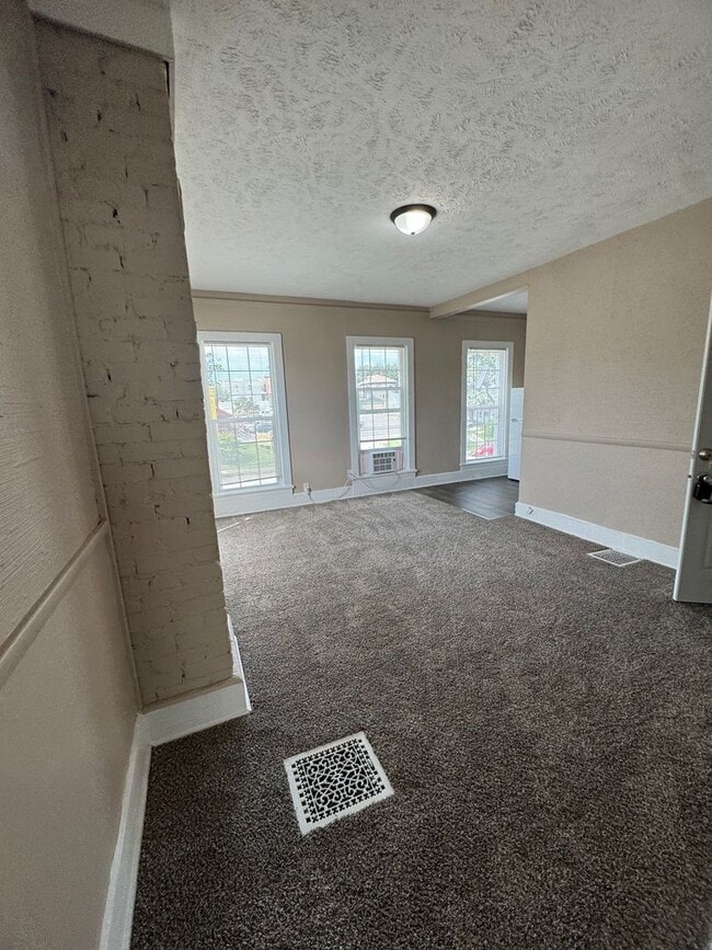 Building Photo - EVH Rentals (1049 Park Ave)