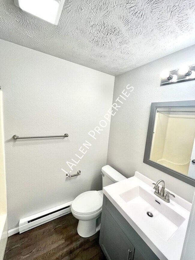 Building Photo - Beautiful Modern 2 bed