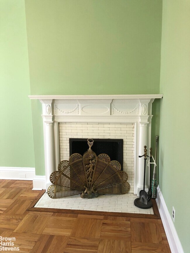 Building Photo - 2 Bedrooms with Wood Burning Fireplace