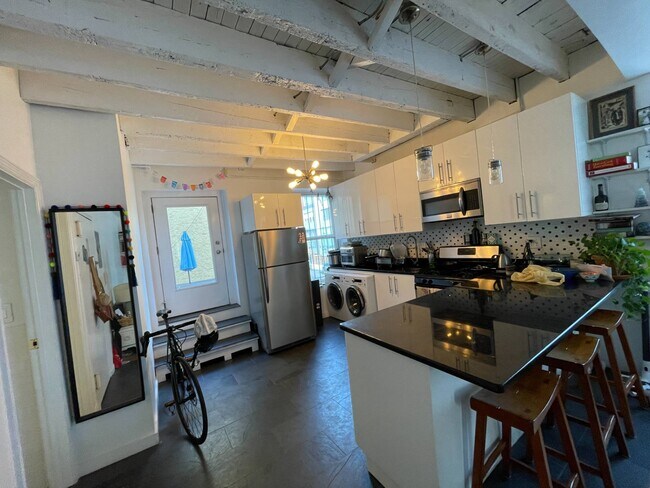 Building Photo - 316 Bond St