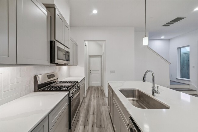 Quartz cabinets and under cabinet lighting. - 1524 Ojeman Rd