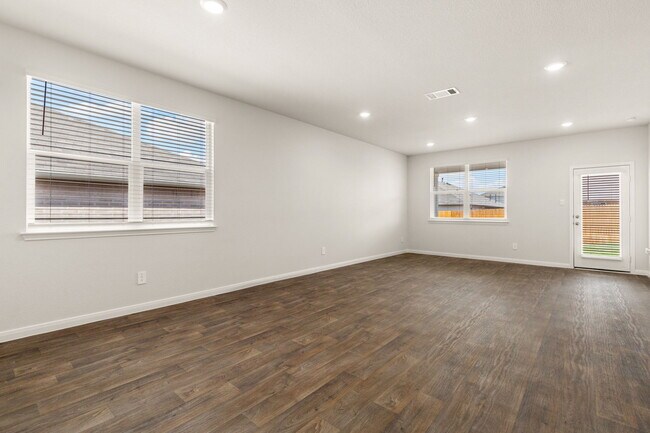 Foto del edificio - 221 Bethpage Dr